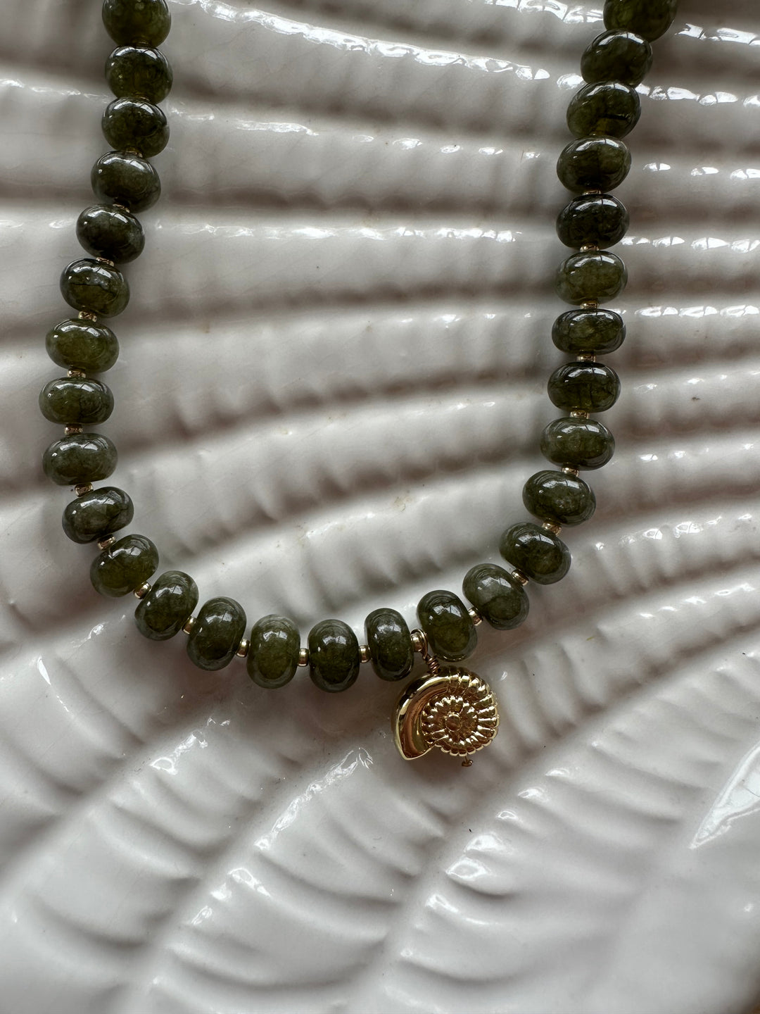 Las Rais - Beaded Necklace - Gold Shell Forest Green
