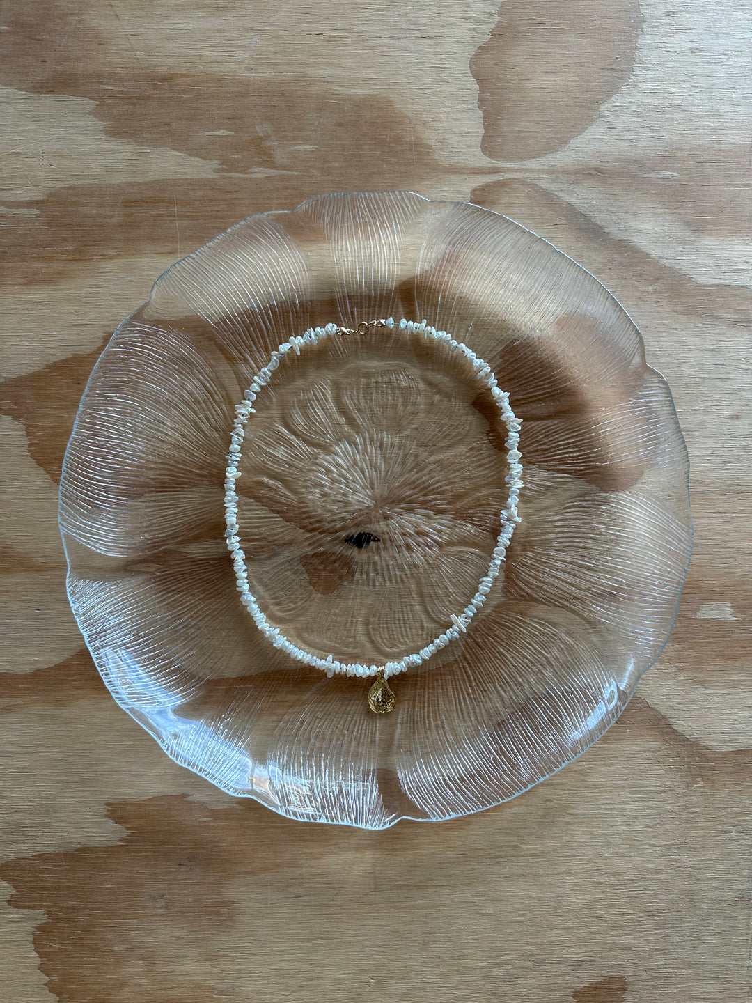 Las Rais - Beaded Necklace - White Gold Shell Pendant