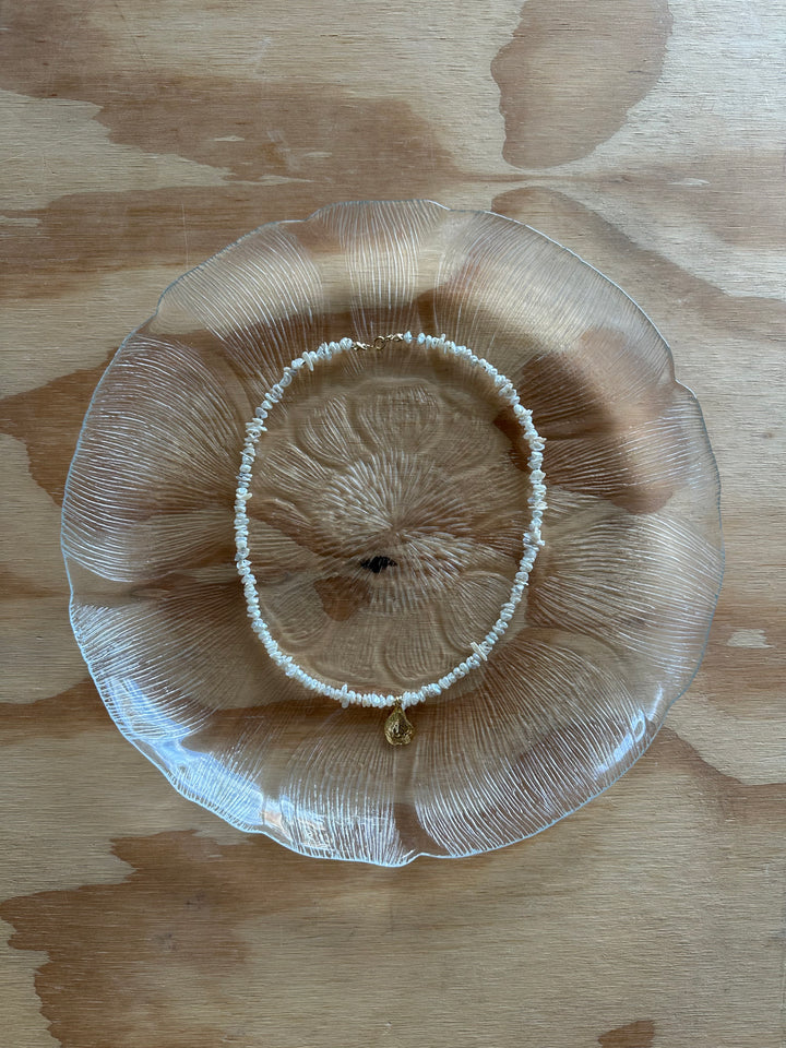 Las Rais - Beaded Necklace - White Gold Shell Pendant