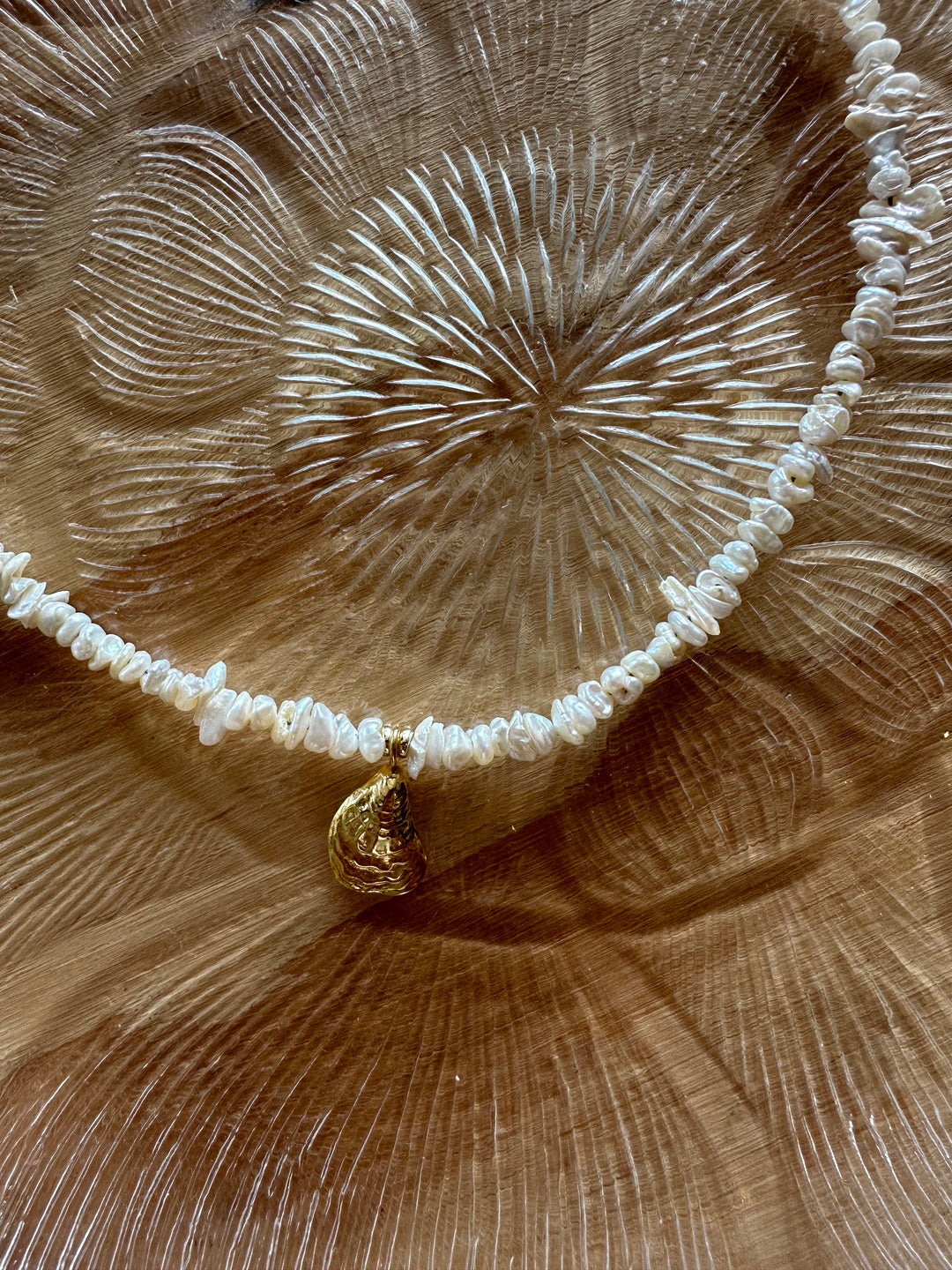 Las Rais - Beaded Necklace - White Gold Shell Pendant