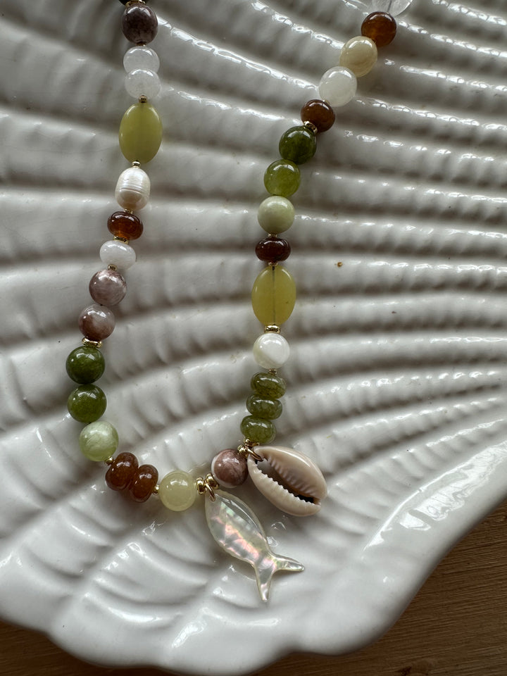 Las Rais - Beaded Necklace - Fish Shell Green