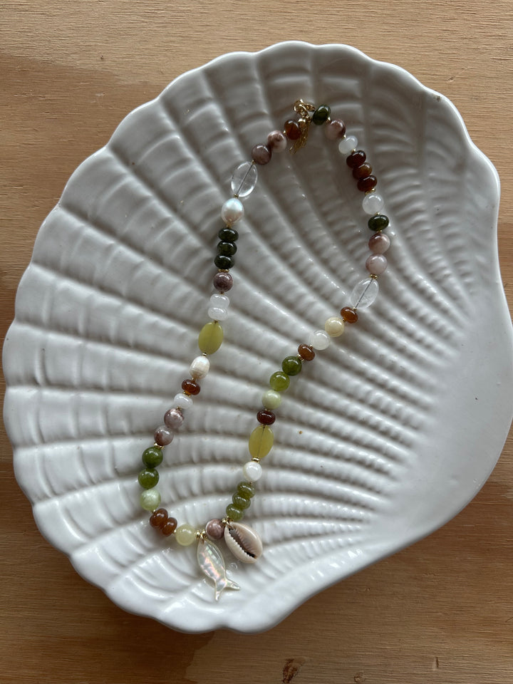 Las Rais - Beaded Necklace - Fish Shell Green