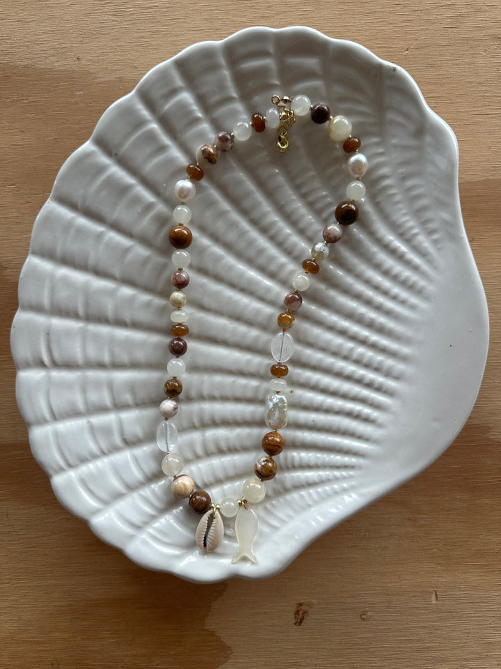 Las Rais - Beaded Necklace - Fish Shell White Choc