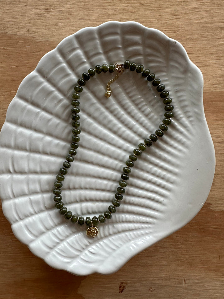 Las Rais - Beaded Necklace - Gold Shell Forest Green