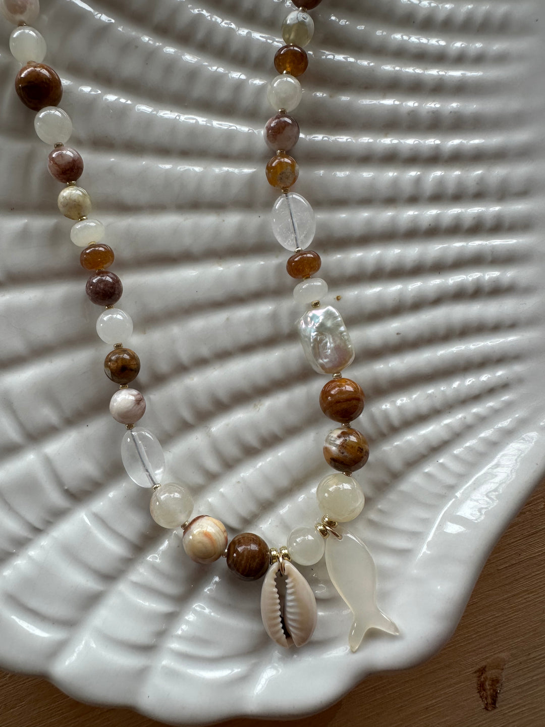 Las Rais - Beaded Necklace - Fish Shell White Choc